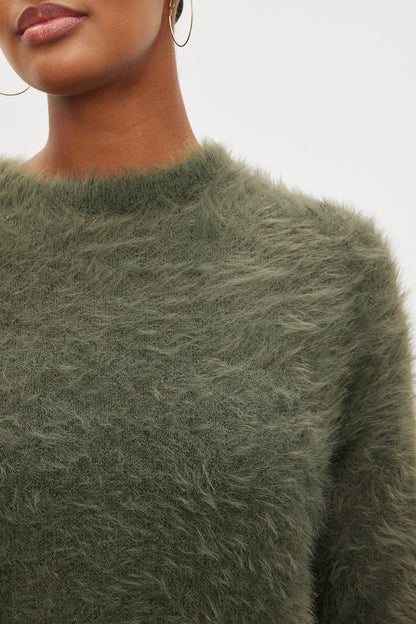 RAY FEATHER YARN CREW NECK SWEATER