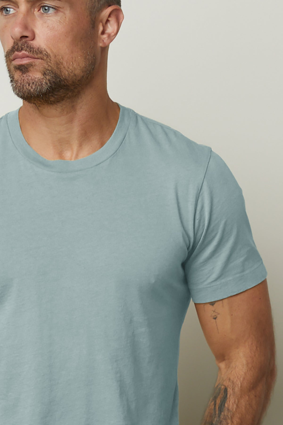 HOWARD TEE